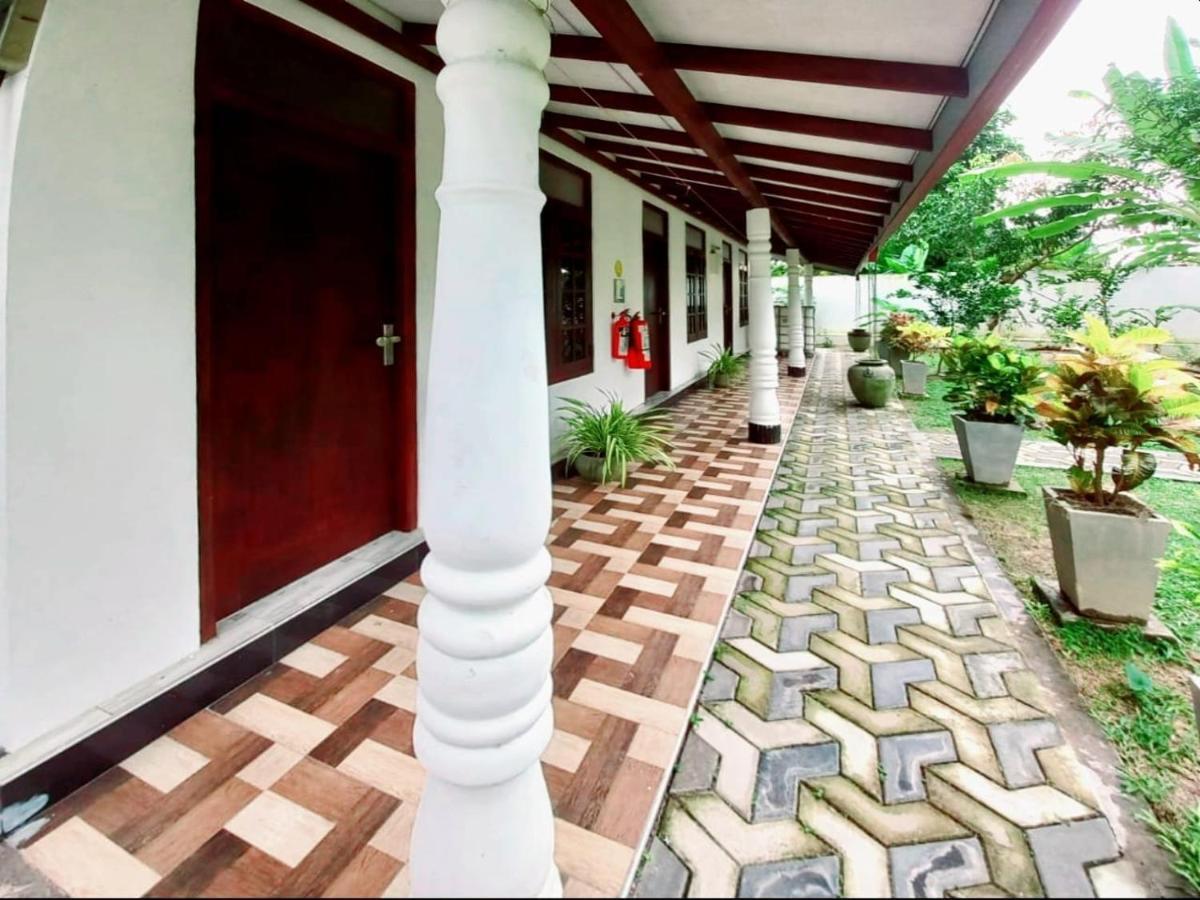 Dinu Lanka Resort Katunayaka Exterior foto