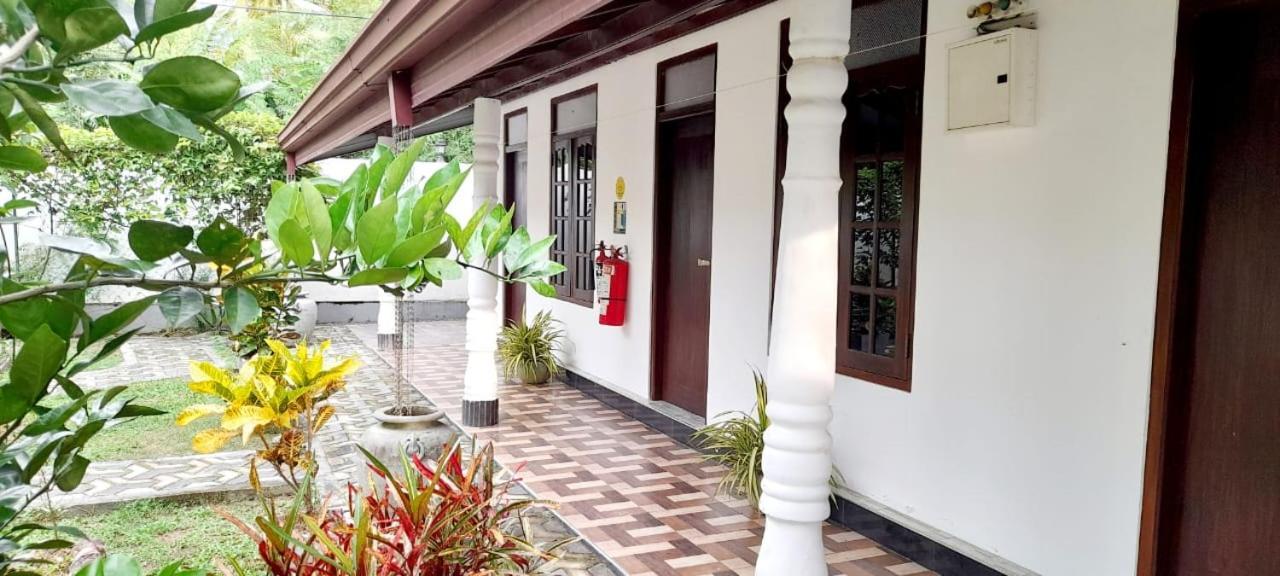 Dinu Lanka Resort Katunayaka Exterior foto